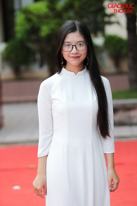 Chỉ cần diện áo dài là nữ sinh Việt "auto xinh".
