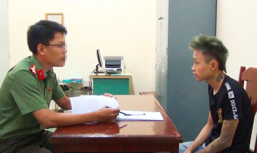 Đối tượng Trần Ngọc Chung làm việc với cơ quan công an. Đối tượng Trần Ngọc Chung làm việc với cơ quan công an.