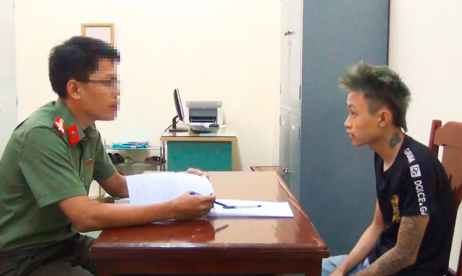 Đối tượng Trần Ngọc Chung làm việc với cơ quan công an.