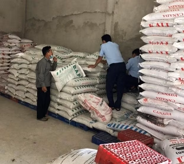 Cơ quan chức năng tiến hành kiểm tra kho hàng của Công ty TNHH MTV C.H.G.