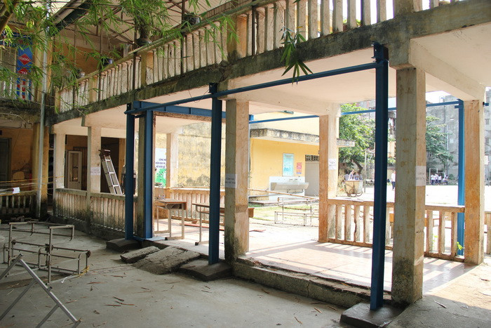 Cách đây không lâu, khu vực này bị sạt lở, nhà trường đã phải gia cố như thế này để đảm bảo an toàn cho giáo viên và học sinh Cách đây không lâu, khu vực này bị sạt lở, nhà trường đã phải gia cố như thế này để đảm bảo an toàn cho giáo viên và học sinh
