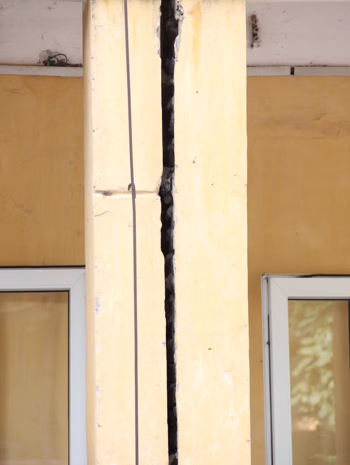 Nhiều chỗ bị nứt vỡ Nhiều chỗ bị nứt vỡ