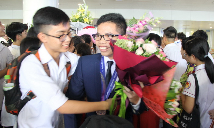 Bạn bè chia vui với thành tích của thí sinh Việt Nam Bạn bè chia vui với thành tích của thí sinh Việt Nam