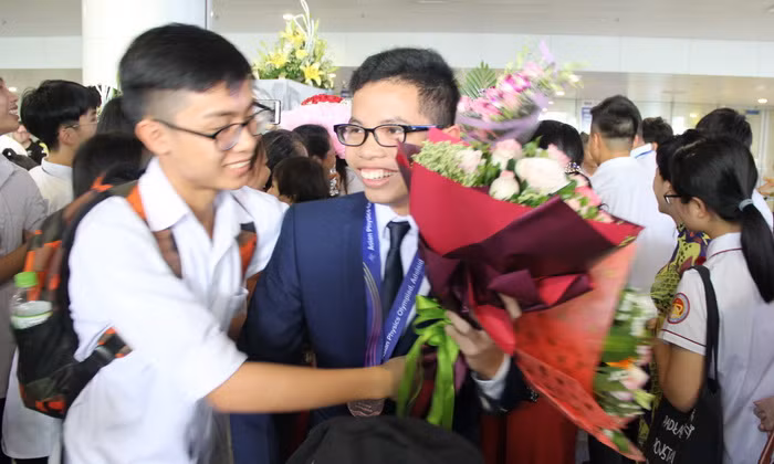 Bạn bè chia vui với thành tích của thí sinh Việt Nam