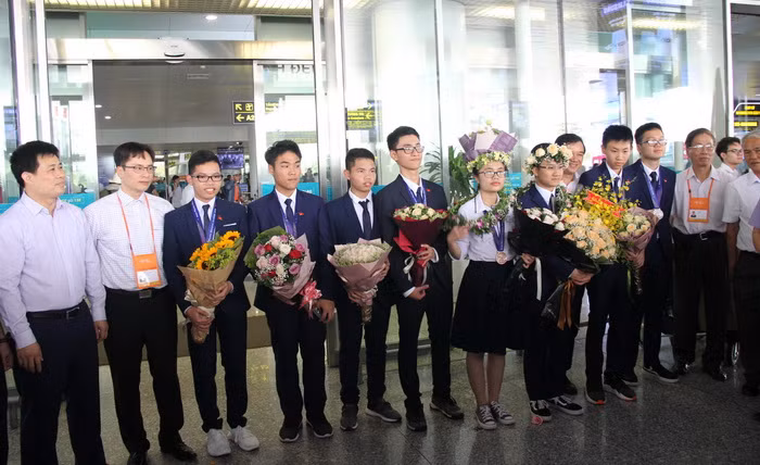 Ông Sái Công Hồng (ngoài cùng bên trái) chúc mừng đoàn Việt Nam giành chiến thắng trở về. Ảnh: Sỹ Điền