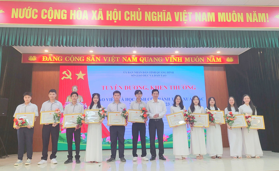 Ông Hồ An Phong - Phó Chủ tịch UBND tỉnh tặng Bằng khen cho các học sinh đạt thành tích cao. Ông Hồ An Phong - Phó Chủ tịch UBND tỉnh tặng Bằng khen cho các học sinh đạt thành tích cao.