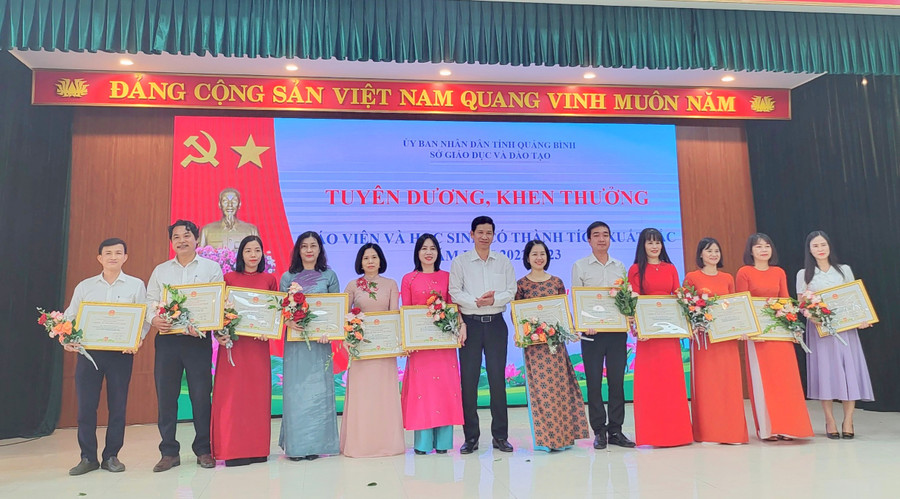Phó Chủ tịch UBND tỉnh khen thưởng các giáo viên. Phó Chủ tịch UBND tỉnh khen thưởng các giáo viên.