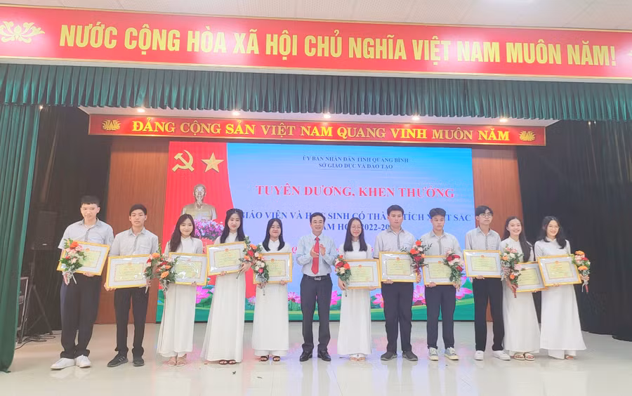 Ông Đặng Ngọc Tuấn - Giám đốc Sở GD&amp;ĐT Quảng Bình tặng Bằng khen của Bộ GD&amp;ĐT cho các học sinh đạt thành tích trong Kỳ thi Học sinh giỏi quốc gia.