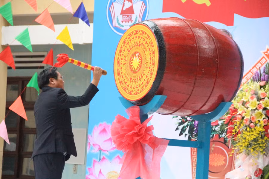 Ông Lê Ngọc Tuấn, Chủ tịch UBND tỉnh Kon Tum đánh trống khai giảng năm học mới.