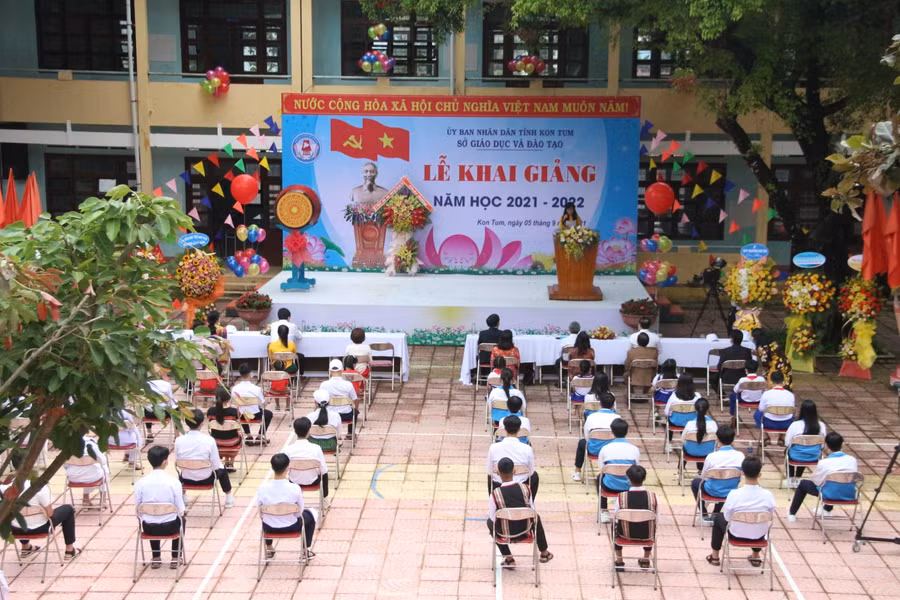Lễ khai giảng năm học mới tại Kon Tum được tổ chức ngắn gọn, đảm bảo các biện pháp phòng, chống dịch bệnh.