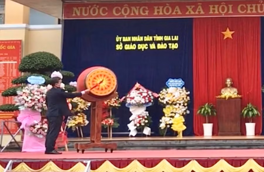 Ông Hồ Văn Niên, Bí thư Tỉnh uỷ Gia Lai đánh trống khai giảng năm học mới.