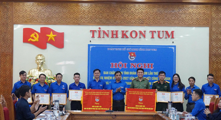 Tỉnh đoàn Kon Tum khen thưởng cho những tập thể, cá nhân xuất sắc trong công tác đoàn. Tỉnh đoàn Kon Tum khen thưởng cho những tập thể, cá nhân xuất sắc trong công tác đoàn.