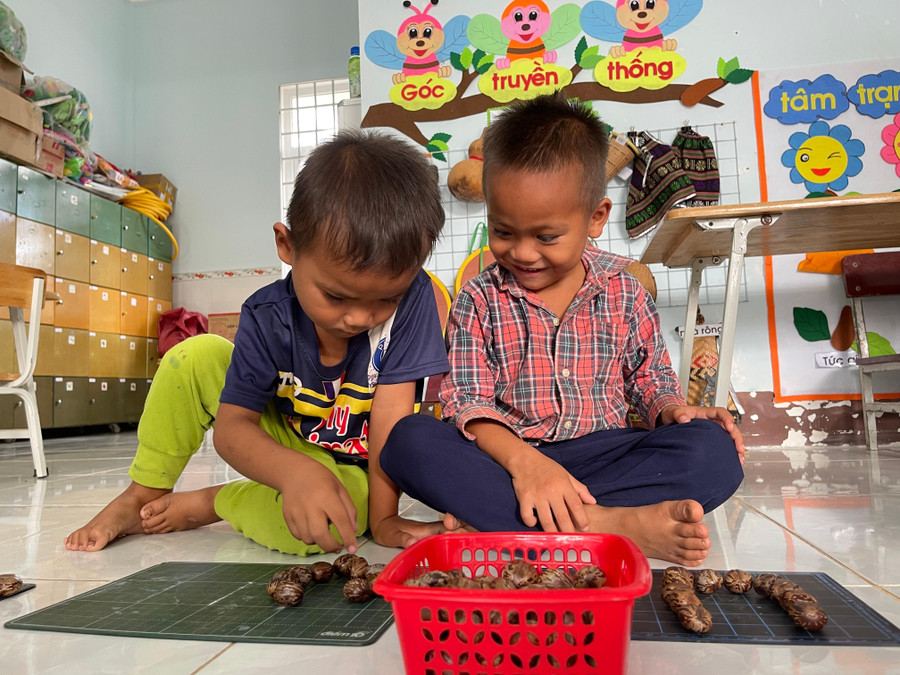 Học sinh lớp cô Oanh học thông qua chơi bằng những vật dụng gần gũi, thân thiện với môi trường.