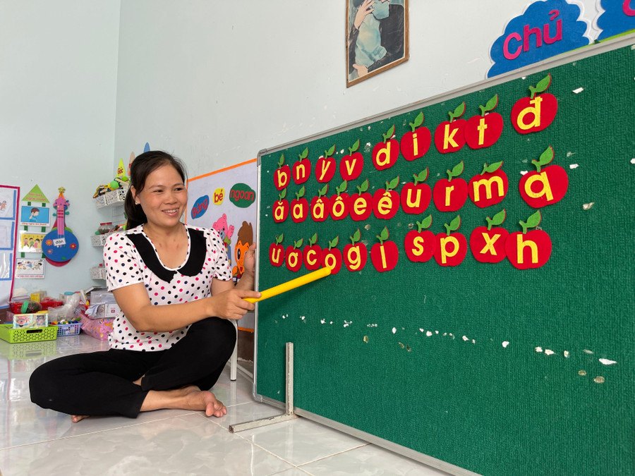 Dù cuộc sống vẫn còn nhiều khó khăn nhưng cô Oanh luôn nỗ lực và hết lòng vì học sinh.