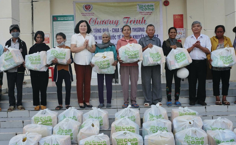 Người khuyết tật tại huyện Sa Thầy được nhận quà hỗ trợ.