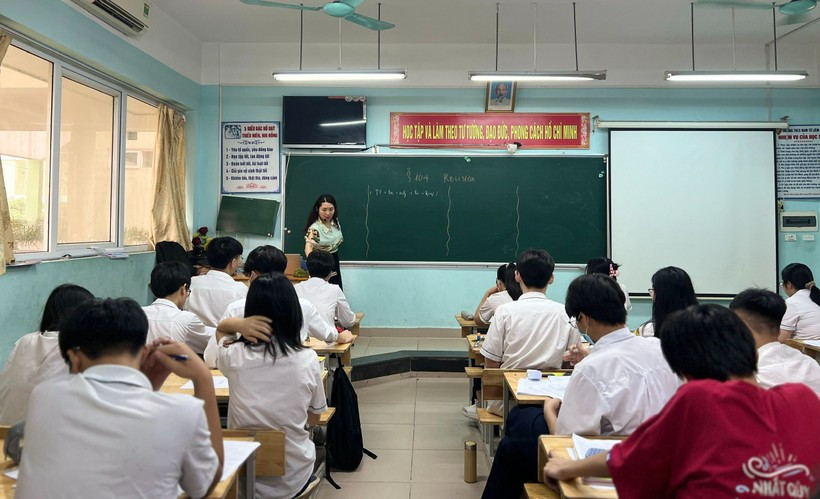 Cô trò Trường THCS Nam Từ Liêm. Ảnh: NTCC