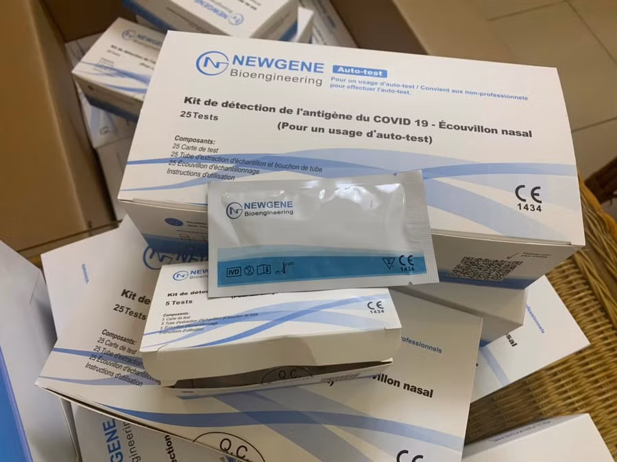 Gần 1.000 bộ kit test nhanh Covid-19 không có hóa đơn chứng từ hợp pháp bị lực lượng chức năng tịch thu.