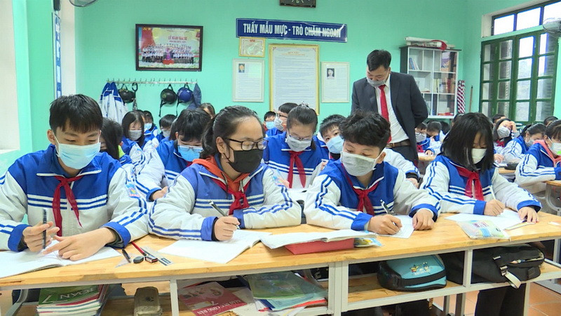 Thầy trò trường THCS Lê Quý Đôn sử dụng khẩu trang y tếcả trong các giờ học