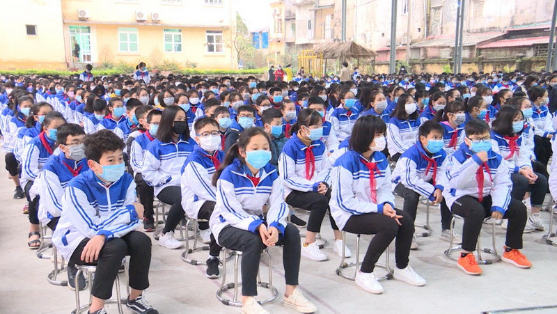 Học sinh đeo khẩu trang đến trường