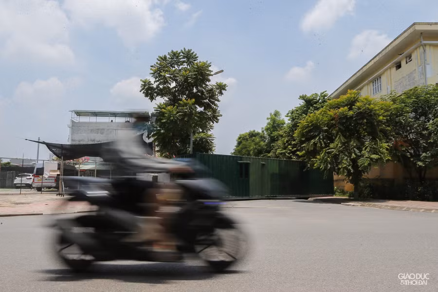 Theo người dân sống tại khu vực, moi người đều rất ủng hộ với phương án tạm thời trên của chính quyền, điều này là cần thiết, vừa hạn chế người địa phương đi ra ngoài, vừa hạn chế người từ nơi khác đi vào.