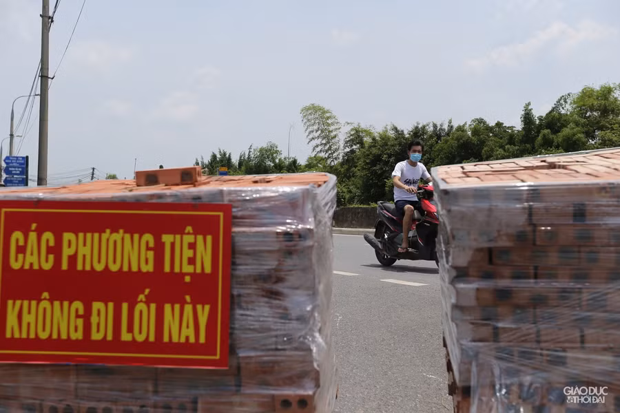 Theo Chủ tịch UBND phường Long Biên, phường hiện có 44 cửa ngõ đi vào địa bàn, nhưng lực lượng chỉ đủ để lập 8 chốt mềm.