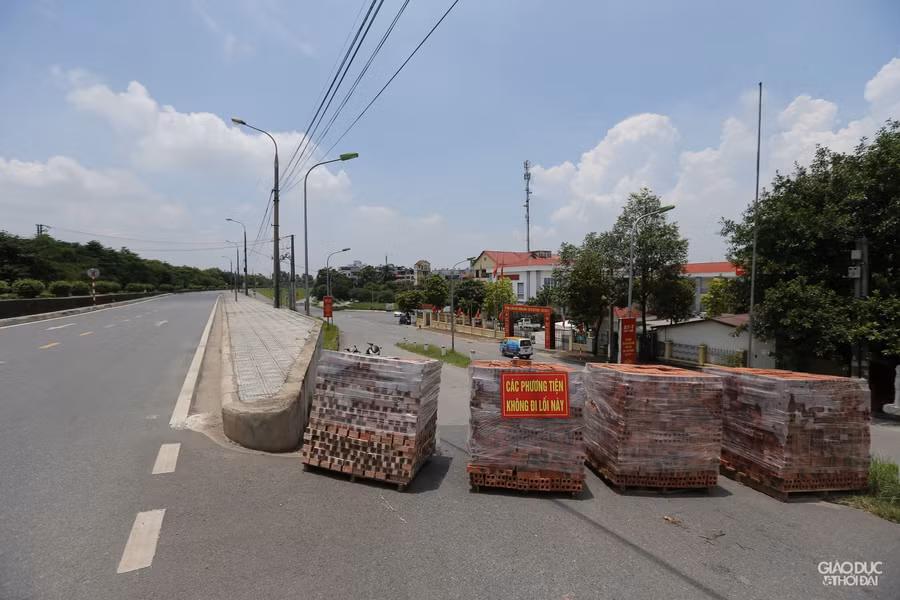 Trưng dụng thùng container, gạch, ống thoát nước... làm chốt phong tỏa ở Hà Nội ảnh 3