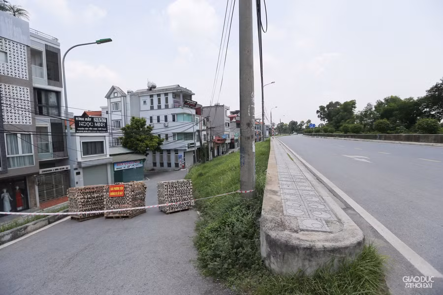 Trưng dụng thùng container, gạch, ống thoát nước... làm chốt phong tỏa ở Hà Nội ảnh 1