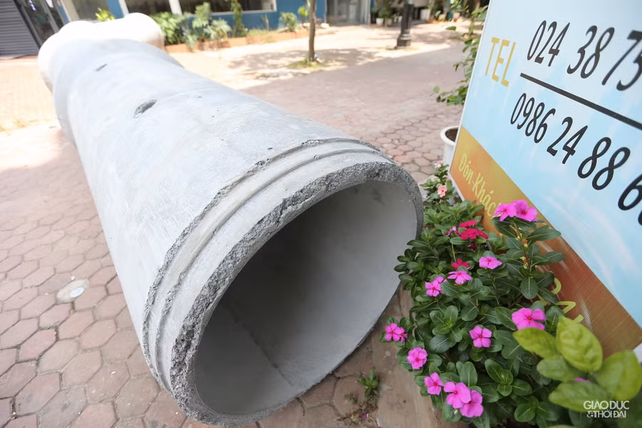 Trưng dụng thùng container, gạch, ống thoát nước... làm chốt phong tỏa ở Hà Nội ảnh 10