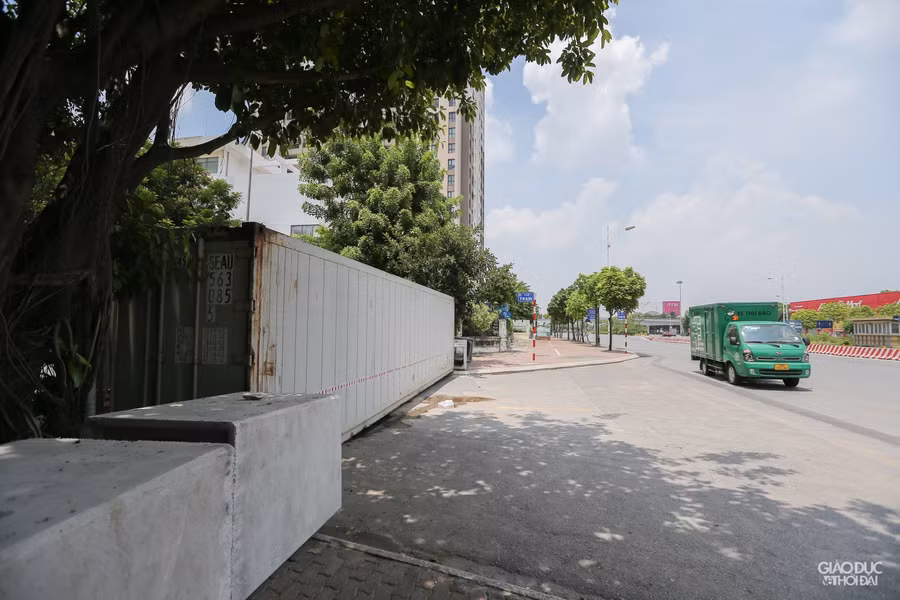 "Tình hình hiện tại, đây là phương án được người dân ủng hộ để kiểm soát được người ra vào trong phường, ngoài ra các chốt mềm vẫn đảm bảo đủ cho ôtô, xe tải ra vào và có lực lượng kiểm tra, khai báo, xem xét giấy tờ đi qua…" - Ông Hùng cho biết thêm.