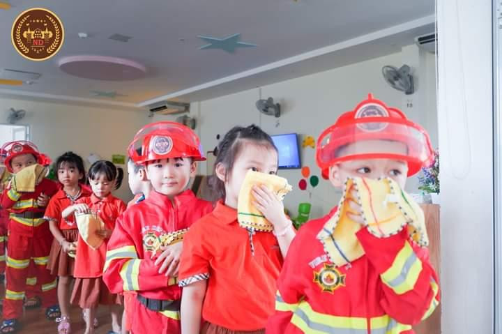 Các bé sẽ được phân nhóm thành "người dân" và "lính cứu hỏa" tham gia buổi diễn tập. Các bé sẽ được phân nhóm thành "người dân" và "lính cứu hỏa" tham gia buổi diễn tập.