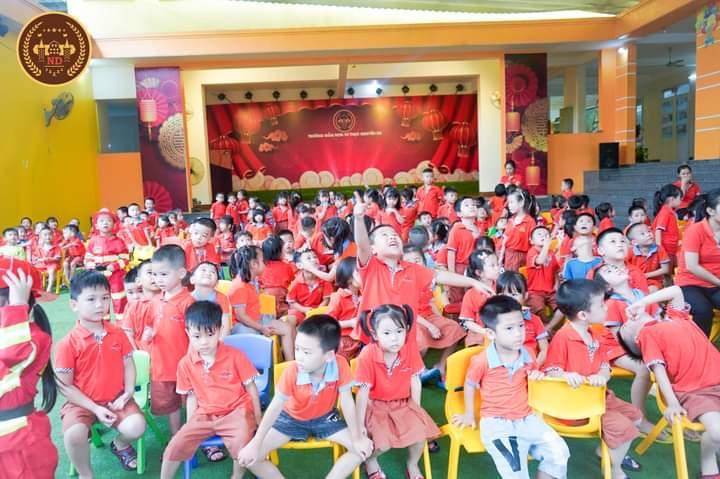 Hoạt động còn tạo ra sân chơi vui vẻ, bổ ích và thân thiện cho trẻ giúp định hướng nghề nghiệp để thêm yêu và tự hào về người lính cứu hỏa. Hoạt động còn tạo ra sân chơi vui vẻ, bổ ích và thân thiện cho trẻ giúp định hướng nghề nghiệp để thêm yêu và tự hào về người lính cứu hỏa.