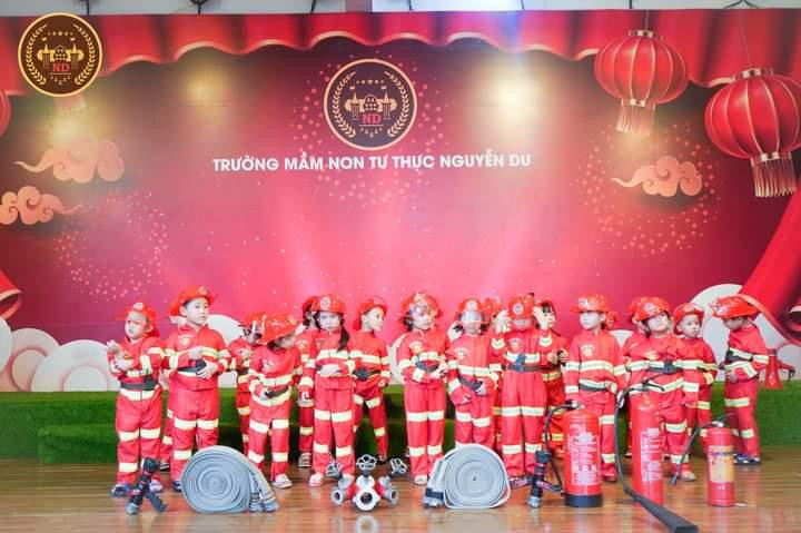 Ngày 29/9, trường Mầm non Tư thục Nguyễn Du (TP Hà Tĩnh) đã phối hợp với Phòng Cảnh sát PCCC và CNCH (CA Hà Tĩnh) tổ chức hoạt động trải nghiệm "Bé tập lính cứu hỏa" và xử lý một số tình huống khi có đám cháy xảy ra. Hoạt động diễn ra ngay tại khuôn viên của nhà trường. Ngày 29/9, trường Mầm non Tư thục Nguyễn Du (TP Hà Tĩnh) đã phối hợp với Phòng Cảnh sát PCCC và CNCH (CA Hà Tĩnh) tổ chức hoạt động trải nghiệm "Bé tập lính cứu hỏa" và xử lý một số tình huống khi có đám cháy xảy ra. Hoạt động diễn ra ngay tại khuôn viên của nhà trường.