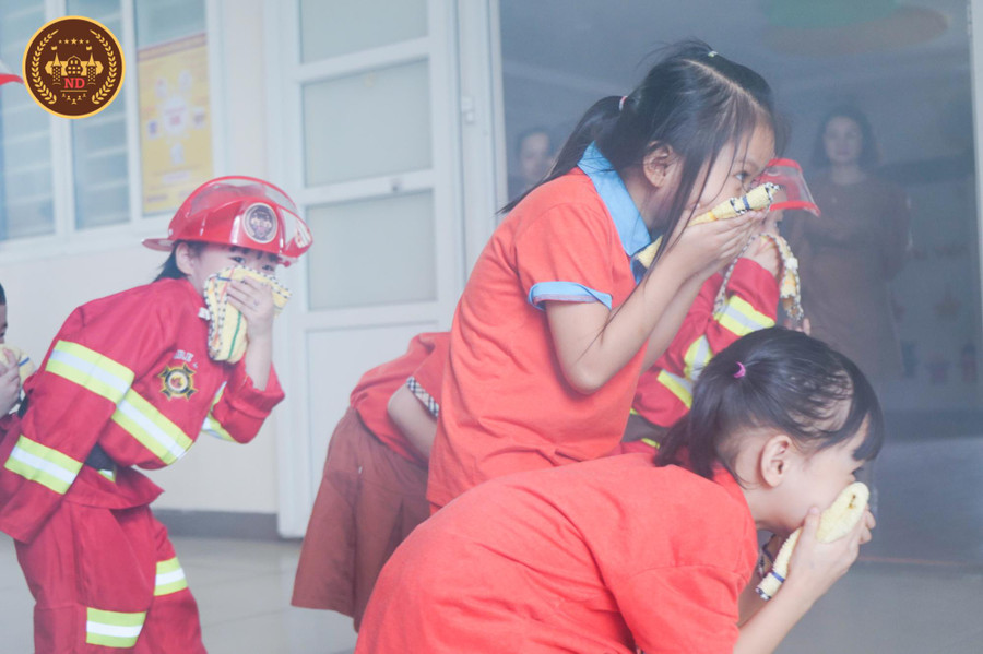 Các bé nhanh chóng thực hiện các tình huống thoát nạn bằng các kỹ năng đã được hướng dẫn trước đó. Các bé nhanh chóng thực hiện các tình huống thoát nạn bằng các kỹ năng đã được hướng dẫn trước đó.
