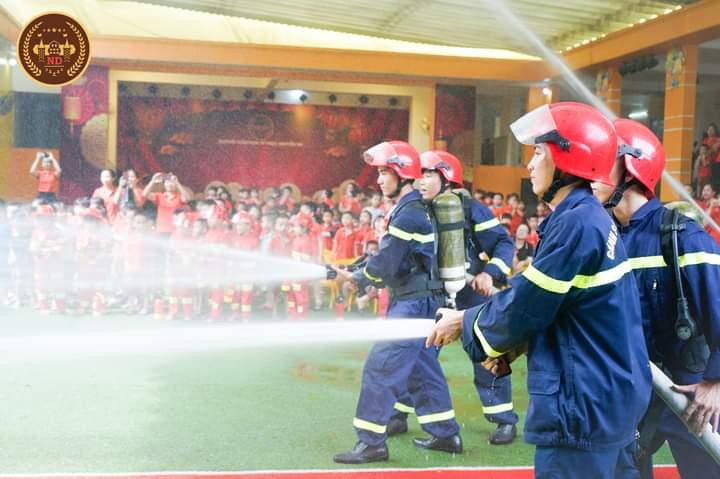Ngay sau phần lý thuyết, chiến sĩ chữa cháy đã tổ chức một đám cháy giả định ngay tại sân trường. Ngay sau phần lý thuyết, chiến sĩ chữa cháy đã tổ chức một đám cháy giả định ngay tại sân trường.