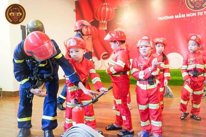 Hướng dẫn nhiệt tình các em cách sử dụng thiết bị chữa cháy khi có sự cố xảy ra. Hướng dẫn nhiệt tình các em cách sử dụng thiết bị chữa cháy khi có sự cố xảy ra.