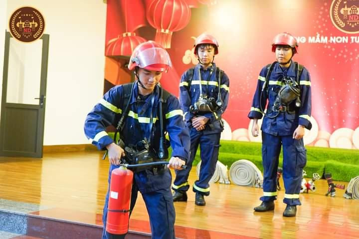 Các chiến sĩ cứu hỏa giới thiệu về các công cụ, dụng cụ, trang thiết bị phục vụ chữa cháy và cứu nạn, cứu hộ. Sau đó, các chiến sĩ đã mô tả chi tiết cách vận hành các trang thiết bị, phương tiện cho các bé. Các chiến sĩ cứu hỏa giới thiệu về các công cụ, dụng cụ, trang thiết bị phục vụ chữa cháy và cứu nạn, cứu hộ. Sau đó, các chiến sĩ đã mô tả chi tiết cách vận hành các trang thiết bị, phương tiện cho các bé.