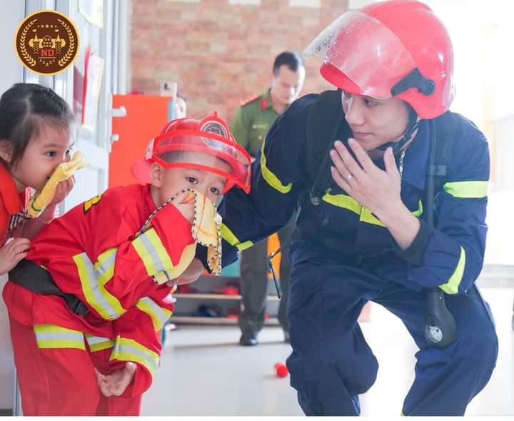 Cúi thấp người, dùng khăn ướt che mũi - 2 thao tác đơn giản nhưng rất quan trọng để hạn chế thấp nhất lượng khói và khí độc xâm nhập vào cơ thể trẻ trong điều kiện khí oxy sụt giảm. Cúi thấp người, dùng khăn ướt che mũi - 2 thao tác đơn giản nhưng rất quan trọng để hạn chế thấp nhất lượng khói và khí độc xâm nhập vào cơ thể trẻ trong điều kiện khí oxy sụt giảm.