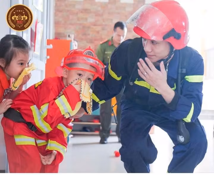 Cúi thấp người, dùng khăn ướt che mũi - 2 thao tác đơn giản nhưng rất quan trọng để hạn chế thấp nhất lượng khói và khí độc xâm nhập vào cơ thể trẻ trong điều kiện khí oxy sụt giảm.