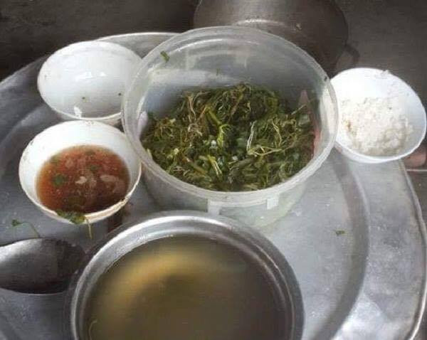 Bữa ăn của bà Lực và các con Bữa ăn của bà Lực và các con