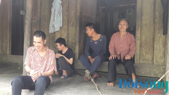 Hình ảnh bà Lực bên bầy con điên dại của mình được ghi lại trước đó. Ảnh: Đời sống Việt Nam Hình ảnh bà Lực bên bầy con điên dại của mình được ghi lại trước đó. Ảnh: Đời sống Việt Nam