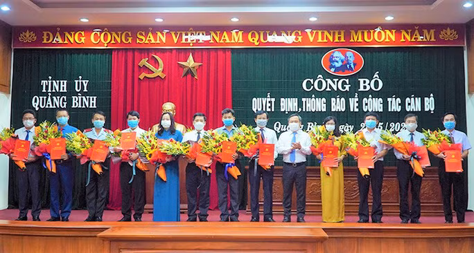 Ông Vũ Đại Thắng - Bí thư Tỉnh ủy Quảng Bình - trao quyết định và tặng hoa chúc mừng 12 cán bộ được điều động, bổ nhiệm