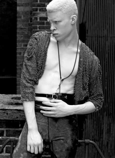 Sau khi được đào tạo Viện vũ kịch Alvin Ailey, Shaun Ross được phát hiện qua Youtube và gia nhập ngành công nghiệp thời trang năm 2008 thuộc quản lý của Djamee Models. Sau đó anh gia nhập công ty AMCK Models London. Sau khi được đào tạo Viện vũ kịch Alvin Ailey, Shaun Ross được phát hiện qua Youtube và gia nhập ngành công nghiệp thời trang năm 2008 thuộc quản lý của Djamee Models. Sau đó anh gia nhập công ty AMCK Models London.