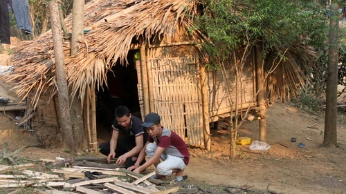 Học sinh Trường THCS và THPT Quan Hóa (Thanh Hóa) sinh hoạt trong căn lều tạm bợ - Ảnh: Hà Đồng