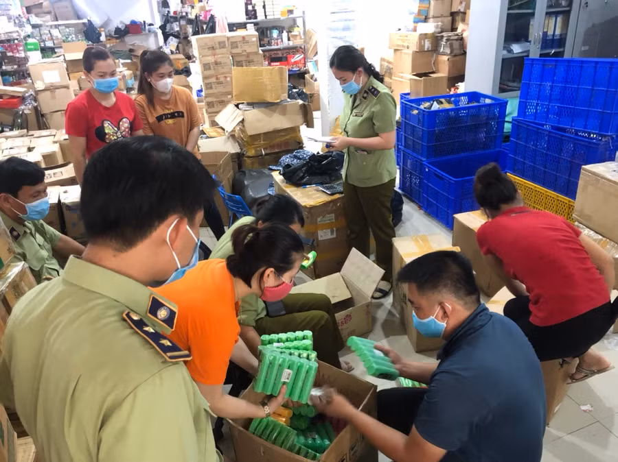 Lực lượng QLTT kiểm tra phát hiện nhiều sản phẩm mỹ phẩm, thực phẩm chức năng nghi nhập lậu.