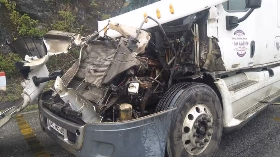 Một đoạn đường ngắn có tổng 9 chiếc xe ô tô gặp nạn.