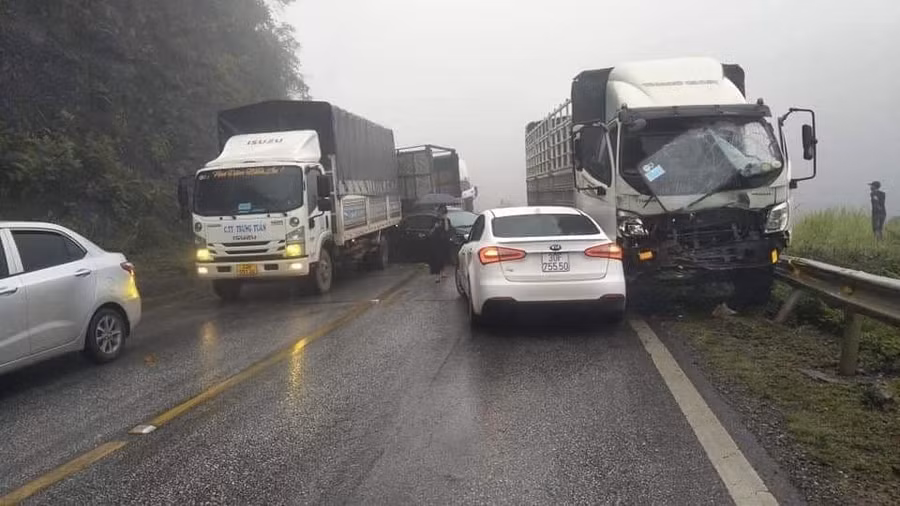 Hiện trường vụ tai nạn giao thông liên hoàn.