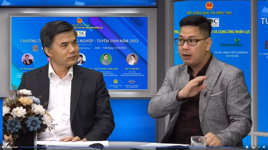 PGS Trần Thành Nam (bên phải) tại Chương trình Tư vấn hướng nghiệp - tuyển sinh năm 2022