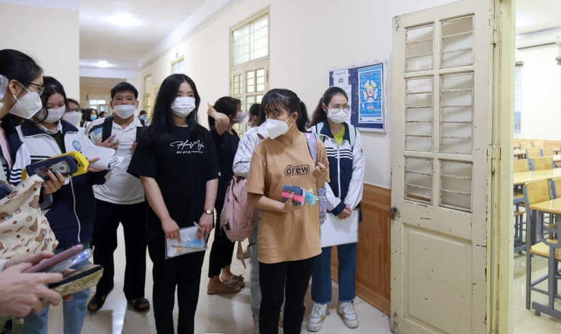 Thí sinh chờ vào phòng thi kỳ thi đánh giá năng lực của Trường ĐH Sư phạm Hà Nội, năm 2022. Ảnh: NTCC. Thí sinh chờ vào phòng thi kỳ thi đánh giá năng lực của Trường ĐH Sư phạm Hà Nội, năm 2022. Ảnh: NTCC.