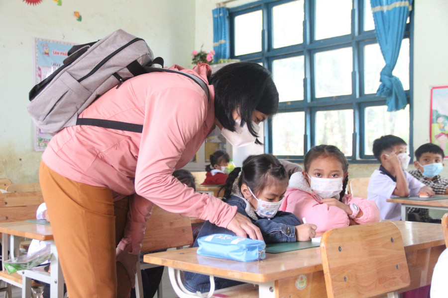 Cô Y Sương, Phó trưởng phòng GD&ĐT huyện Đăk Hà thăm giáo viên và học sinh vùng khó. Cô Y Sương, Phó trưởng phòng GD&ĐT huyện Đăk Hà thăm giáo viên và học sinh vùng khó.