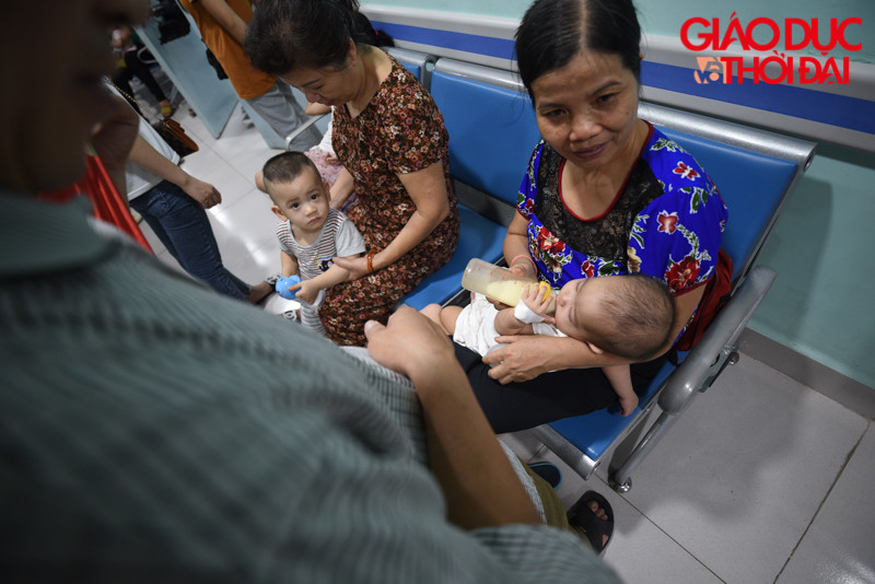 Theo PGS. TS Trần Thanh Tú, Phó Viện trưởng Viện nghiên cứu sức khỏe trẻ em, Bệnh viện Nhi Trung ương, các bệnh của trẻ trong thời tiết nắng nóng hiện nay thường liên quan đến hô hấp và tiêu hóa. Số lượng bệnh nhân trong đợt nắng nóng mới đây cũng tăng vọt so với ngày thường. Trrong ngày 10/6 vừa qua, chỉ trong buổi sáng đã có đến 600 cháu đến khám ở khoa. Đa số các bệnh nhi đến khám trong thời gian này có vấn đề về đường hô hấp.